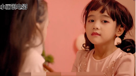 小女孩捡到一只小僵尸,怕被人发现,把他打扮成芭比娃娃!